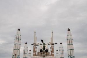 grande moschea su il semarang centrale Giava, quando giorno tempo con nuvoloso cielo. il foto è adatto per uso per Ramadhan manifesto e musulmano soddisfare media.