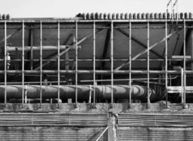 abbandonato fabbrica rovine nel nero e bianca foto