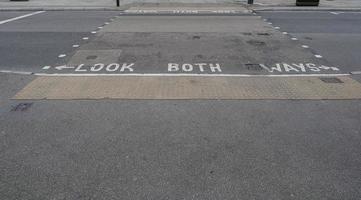 Guarda tutti e due modi cartello nel Londra foto