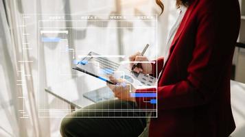 project manager che lavora e aggiorna le attività con la pianificazione dello stato di avanzamento delle pietre miliari e il diagramma di pianificazione del diagramma di Gantt. affari che lavorano con smartphone, tablet e laptop in ufficio. foto