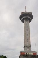 principale Torre su grande agung moschea su il semarang centrale Giava, quando giorno tempo e blu cielo. il foto è adatto per uso per Ramadhan manifesto e musulmano soddisfare media.