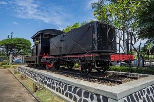 vecchio locomotiva treno su il vecchio ferrovia stazione. il foto è adatto per uso per viaggio destinazione, vacanza manifesto e viaggio soddisfare media.