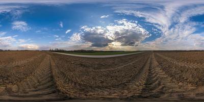 360 hdri panorama Visualizza tra i campi con tramonto cielo nel d'oro ora nel campagna con trattore pneumatici nel equirettangolare senza soluzione di continuità sferico proiezione. uso piace cielo sostituzione per fuco scatti foto