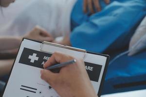 ferito paziente mostrando medico rotto polso e braccio con bendare nel ospedale ufficio o emergenza camera. distorsione, fatica frattura o ripetitivo sforzo infortunio nel mano. infermiera porzione cliente. primo aiuto. foto