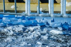 ghiaccio su una recinzione metallica e sul terreno foto