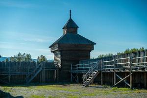 baite ed edifici in legno a taltsy, irkutsk foto