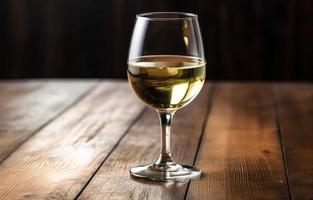 bicchiere di vino di bianca vino su un' di legno tavolo nel un' ristorante foto