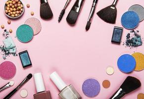 cornice di cosmetici su uno sfondo rosa foto