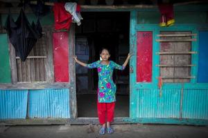 bangladesh giugno 27, 2015 un' ragazza è in piedi a loro porta il cui, di chi Casa era distrutto di massiccio fiume erosione a rasulpur, barisal quartiere. foto