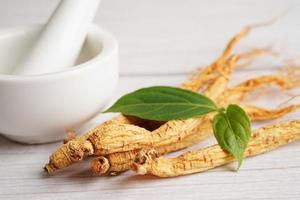 radici di ginseng e foglia verde, cibo sano. foto