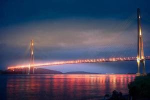 ponte russky di notte a vladivostok, russia foto