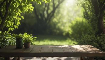 vuoto di legno tavolo nel naturale verde giardino all'aperto. Prodotto posizionamento con Domenica luce, creare ai foto