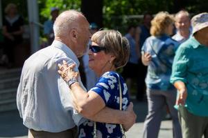 un anziano coppia danza su il danza pavimento. attivo pensionati. foto