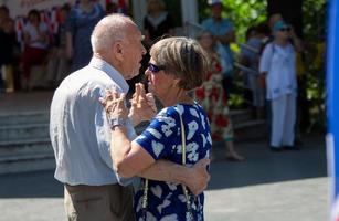 un anziano coppia danza su il danza pavimento. attivo pensionati. foto