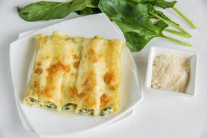 cannelloni con ricotta e spinaci foto