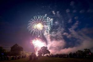 persone che guardano i fuochi d'artificio in onore del giorno dell'indipendenza foto