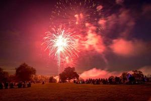 persone che guardano i fuochi d'artificio in onore del giorno dell'indipendenza foto