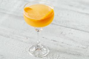 bicchiere di cocktail di ginocchia d'ape foto