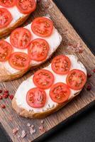 delizioso croccante grigliato crostini con formaggio e ciliegia pomodori foto