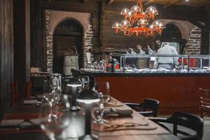 lampadario sospeso al di sopra di capocuoco Lavorando a cibo contatore nel ristorante foto