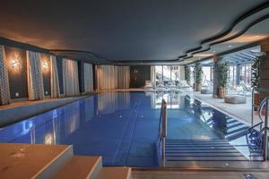 interno di lusso Hotel con nuoto piscina foto