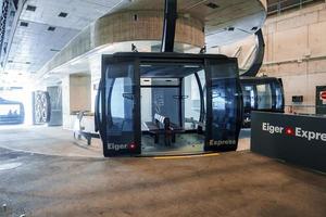 vuoto gondola sollevamento con Aperto porte a moderno grindelwald terminale foto
