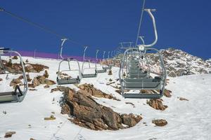 sciare ascensori al di sopra di neve coperto paesaggio su soleggiato giorno foto