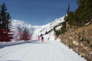 turisti sciare su neve coperto montagna durante vacanza foto