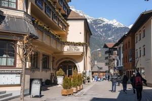 turisti su strada in mezzo edifici durante inverno vacanza foto