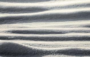 campo di neve nel pomeriggio, nessun popolo, motivo di sfondo di colore freddo inverno foto