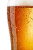 vista ravvicinata di un bicchiere di birra leggera isolato su sfondo bianco