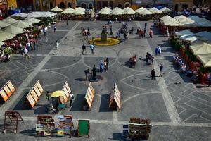 un' Visualizza a partire dal sopra di il varsavia vecchio città e il circostante edifici su un' estate giorno foto