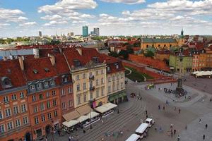 un' Visualizza a partire dal sopra di il varsavia vecchio città e il circostante edifici su un' estate giorno foto