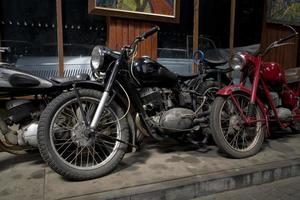 originale vecchio Vintage ▾ retrò Vintage ▾ le moto in piedi nel il Museo foto