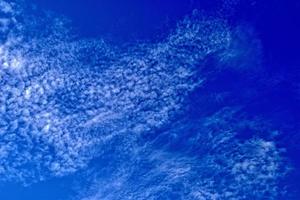 blu cielo sfondo con piccolo bianca nuvole su un' soleggiato giorno foto
