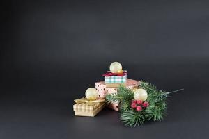 Natale i regali con un' ramo di un' Natale albero. raggiante ghirlanda. Natale. nuovo anno. foto