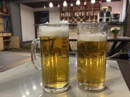 Due bicchieri di birra su un' tavolo nel un' pub o ristorante. foto