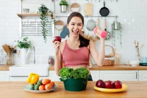 salutare asiatico donna esercizio a casa. Salute cura concetto esercizio corpo cura foto