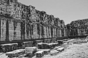 l vecchio rovine di il antico tempio di Apollo nel dim, tacchino su un' caldo estate giorno foto