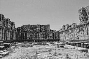 l vecchio rovine di il antico tempio di Apollo nel dim, tacchino su un' caldo estate giorno foto