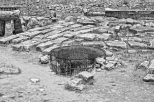 l vecchio rovine di il antico tempio di Apollo nel dim, tacchino su un' caldo estate giorno foto