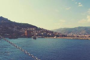 originale paesaggio di il porta e città di alanya nel tacchino a partire dal il mare foto