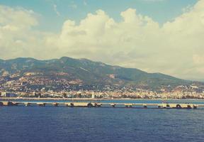 originale paesaggio di il porta e città di alanya nel tacchino a partire dal il mare foto