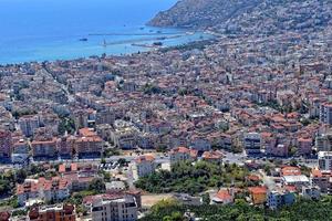 Visualizza a partire dal il vantaggio punto di il città di alanya nel tacchino e il mediterraneo mare foto