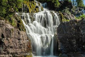 bella cascata da un fiume in Svezia