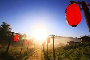 bellissimo rosso carta chiwalkwaynese lanterne decorazione su passerella nel il nebbia e Alba a lee vino ruk tailandese ricorrere collocato su il montagna, Tailandia foto