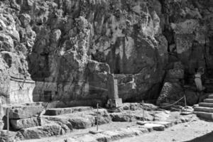 vecchio antico pietra rovine su un' caldo estate giorno su il greco isola di rodi nel lindos foto