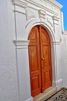 di legno porta nel il storico greco cittadina di lindos nel Grecia su un' vacanza giorno foto