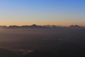 bellissimo tramonto e Alba su cielo e d'oro crepuscolo tempo con nebbia e nebbia nel valle di montagna strato foto