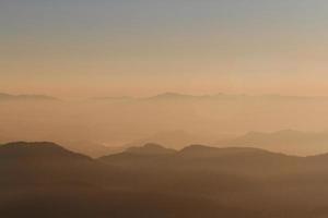 bellissimo tramonto e Alba su cielo e d'oro crepuscolo tempo con nebbia e nebbia nel valle di montagna strato foto